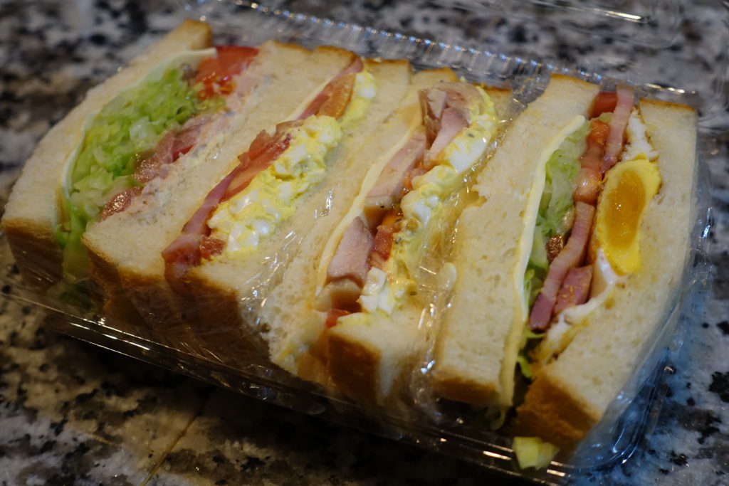 今日のお弁当は水曜日恒例のサンドイッチです。
