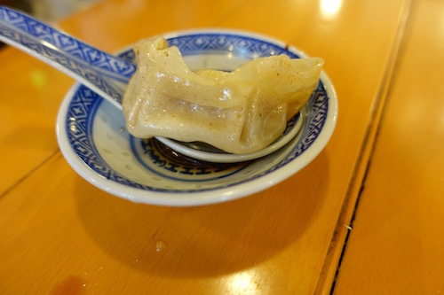 揚州商人で肉汁たっぷりの汁汁餃子をいただきました。